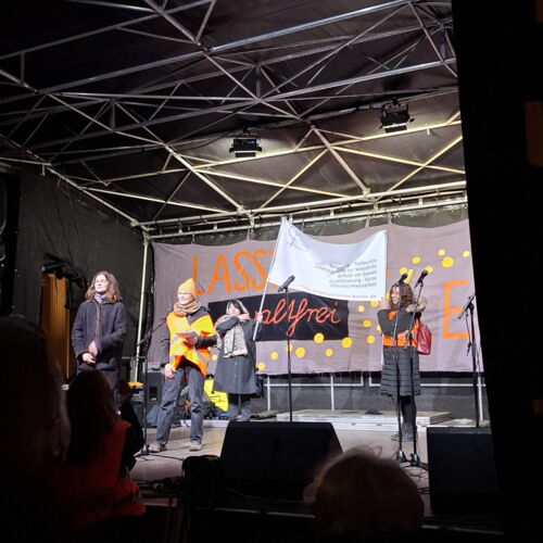 Eva von Hinbun hält eine Rede bei der Kundgebung